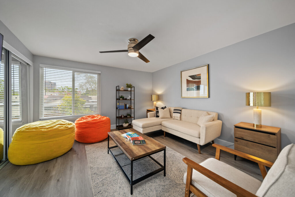 Modern Orange County detox center bedroom, and calming decor for alcohol and drug detox treatment.